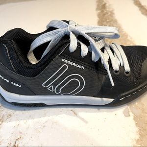 Five Ten Freerider Stealth Boys Mountain Bike Shoe, size 4.